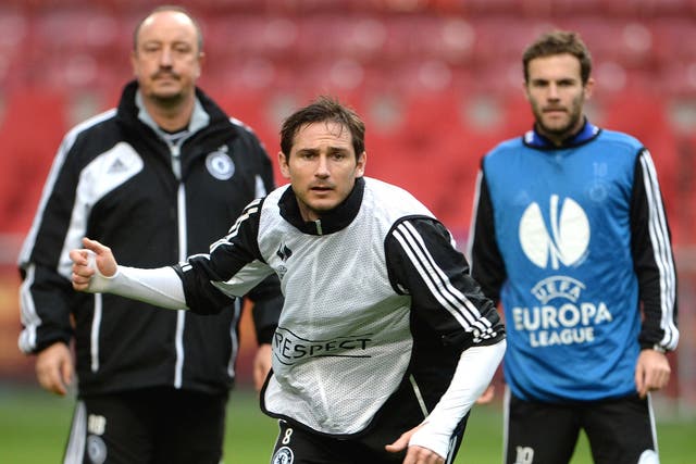 Frank Lampard trains as Rafa Benitez and Juan Mata look on at the Amsterdam Arena