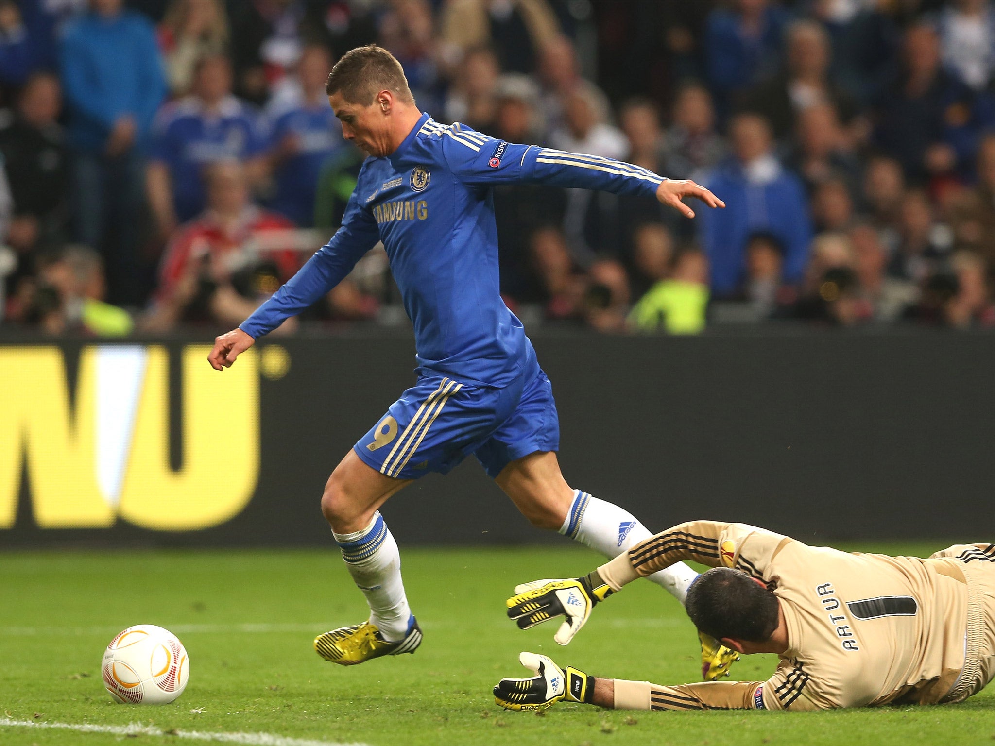 Fernando Torres beats Artur before slotting the ball into the empty net to make it 1-0