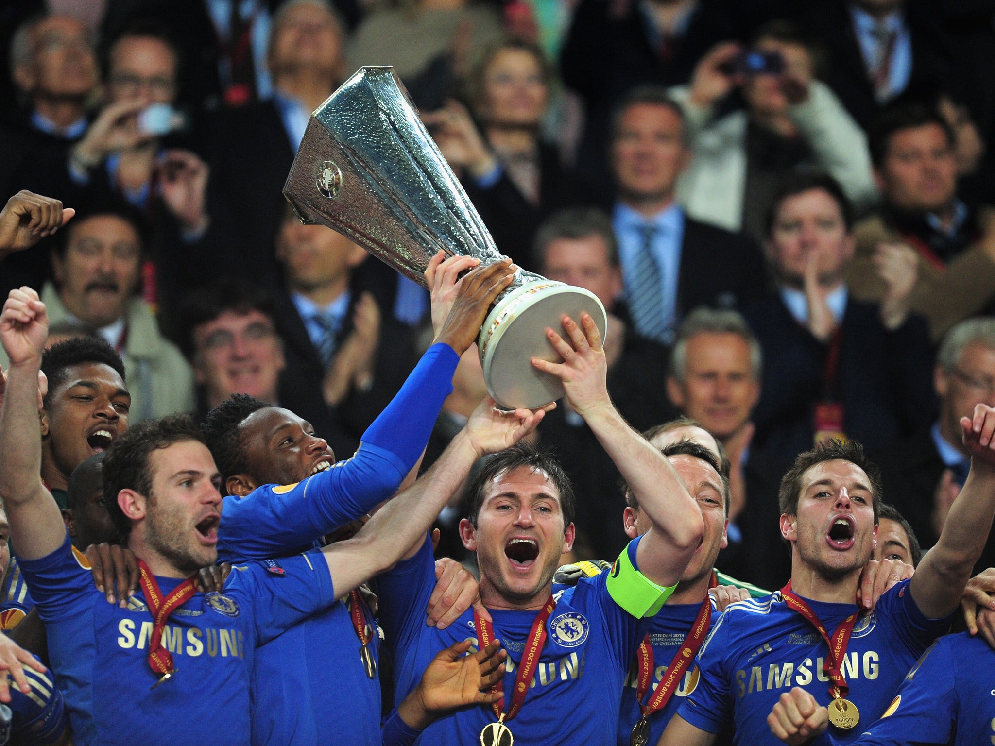 Frank Lampard lifts the Europa League trophy