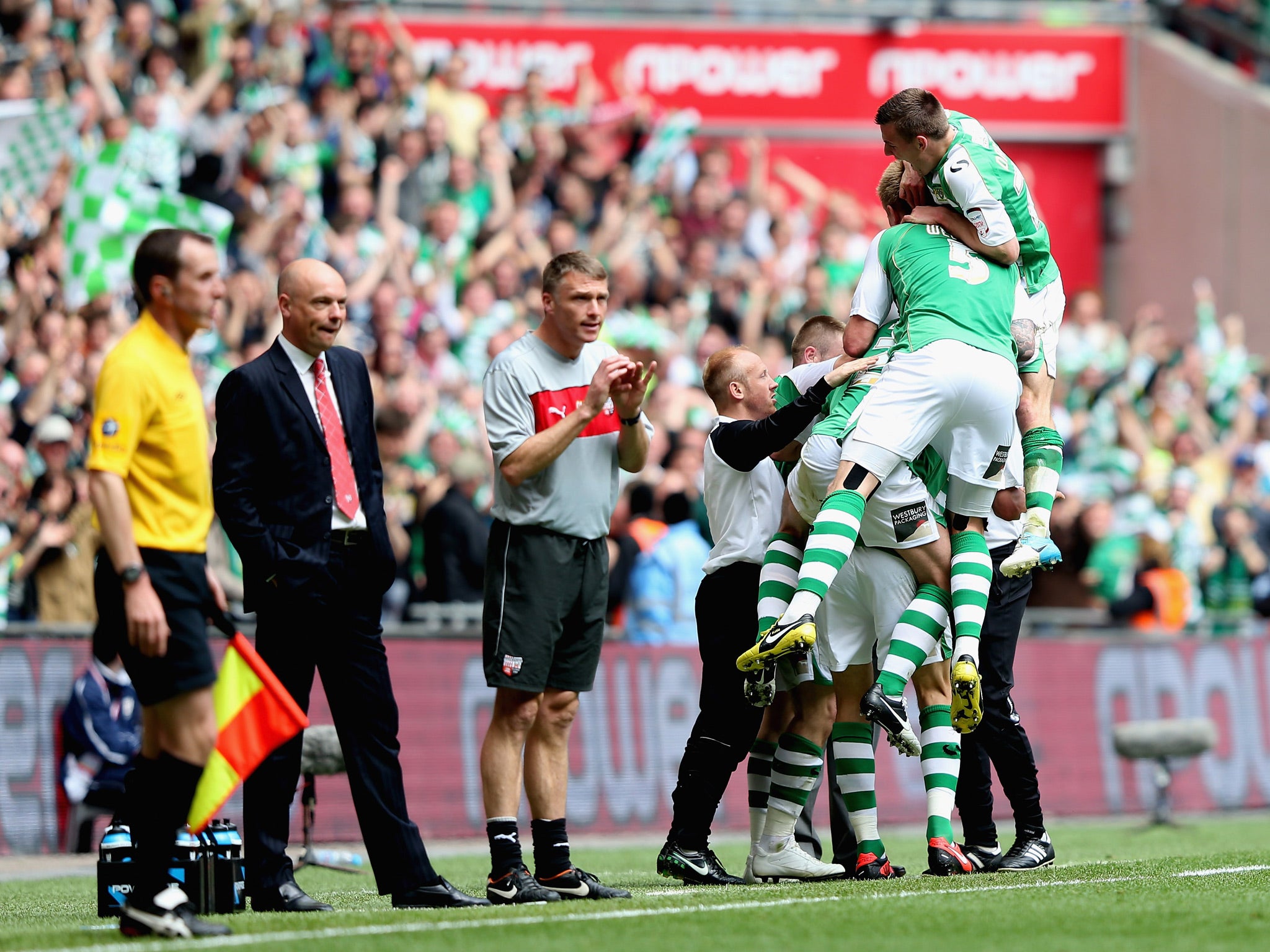 Yeovil Town players celebrate James Hayters goal during the NPower League One play off final against Brentford