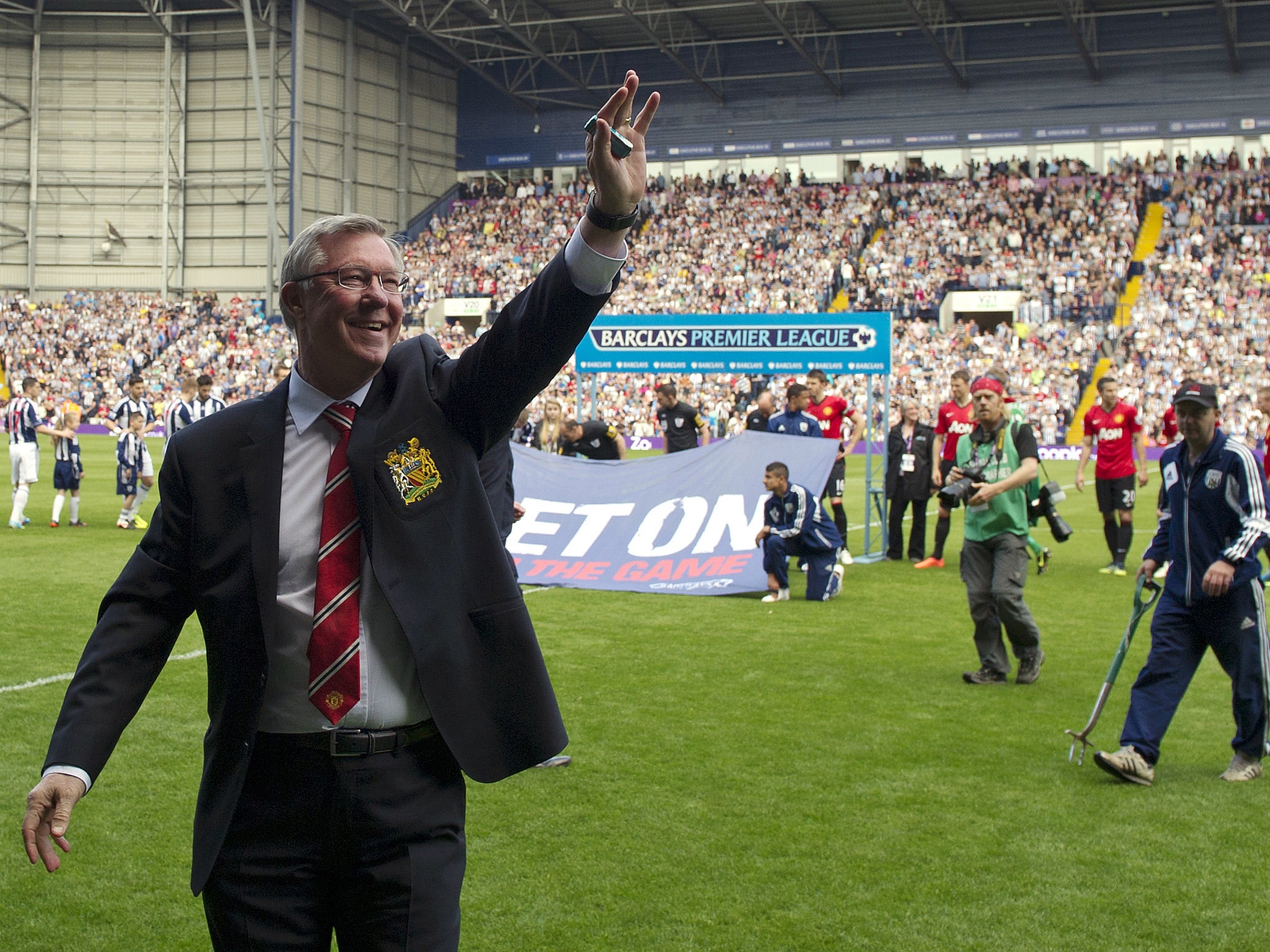 Sir Alex Ferguson bids farewell in his final game in charge of Manchester United