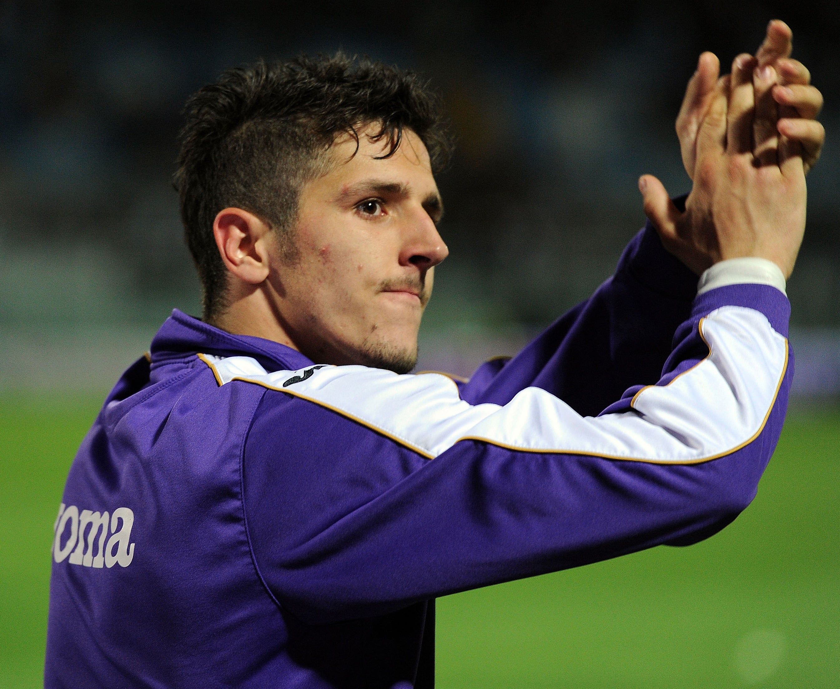 Stevan Jovetic applauds the crowd during Fiorentina's Serie A match with Fiorentina