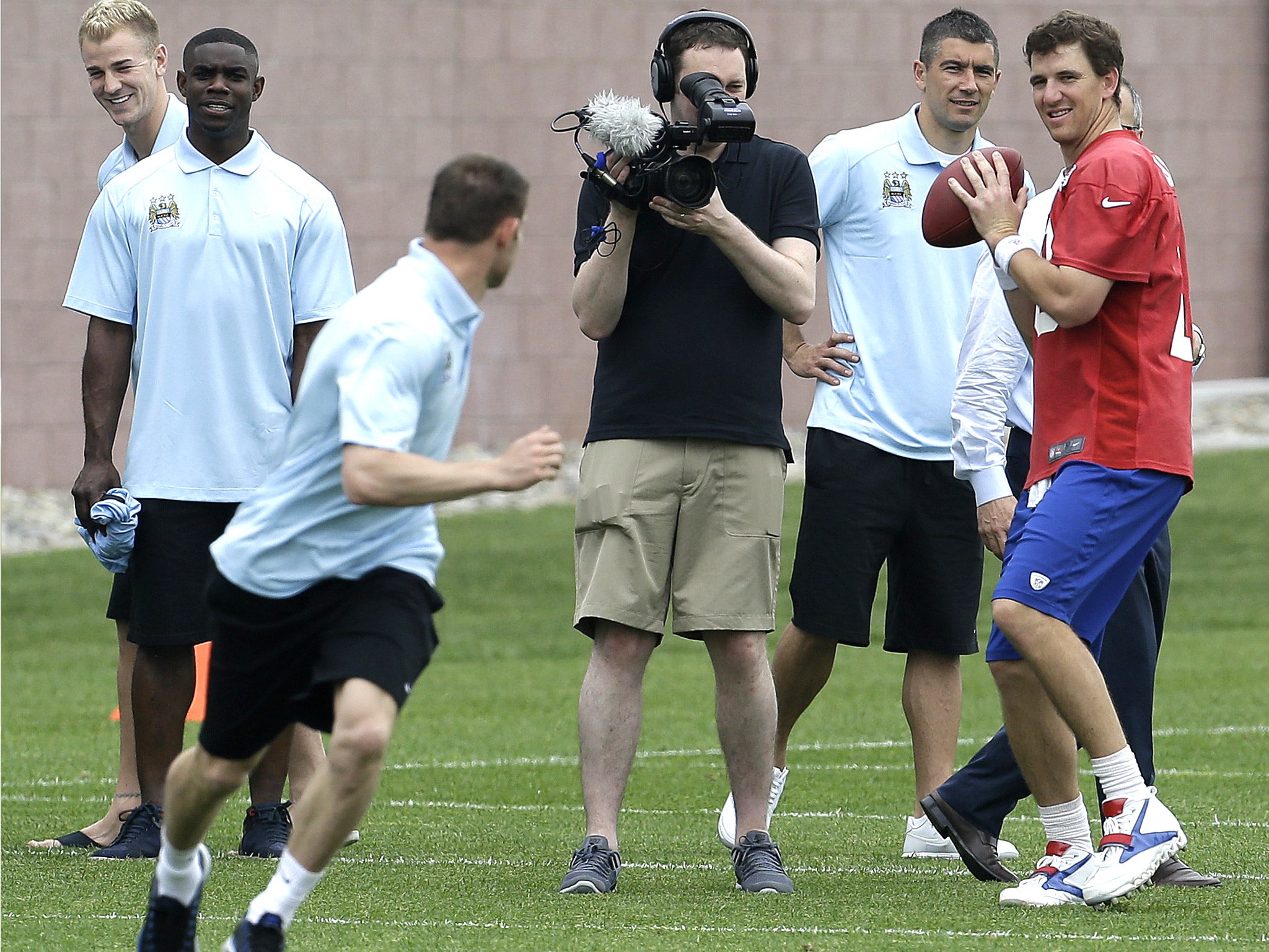 New York Giants quarterback Eli Manning looks downfield for James Milner