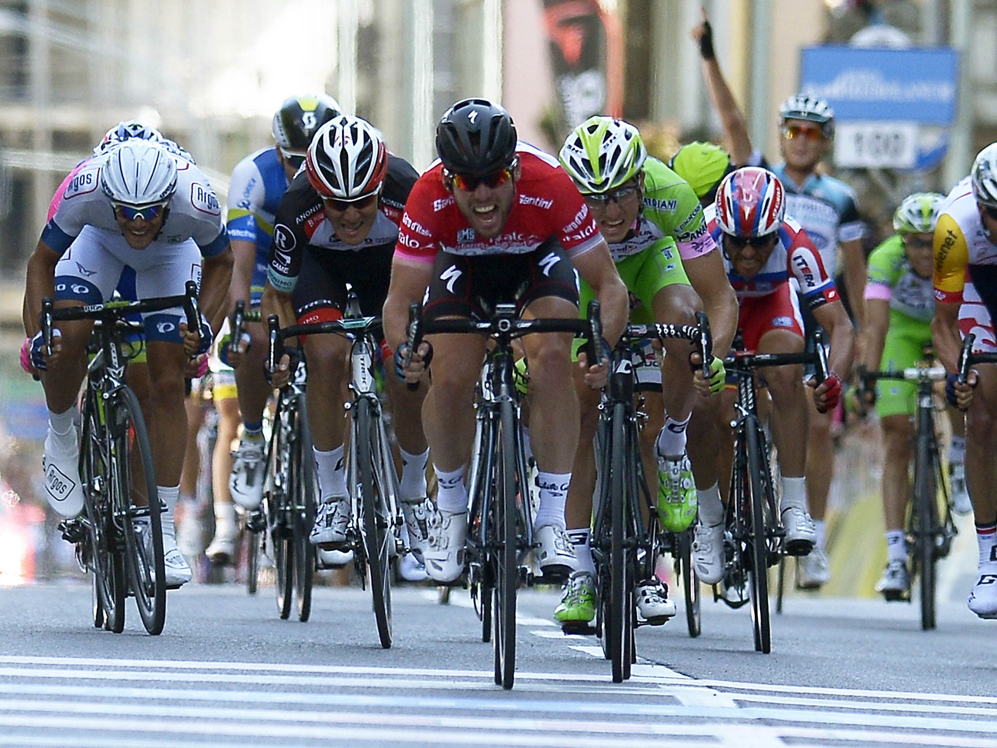Mark Cavendish (centre) sprints to win the final stage of the Giro d'Italia in Brescia
