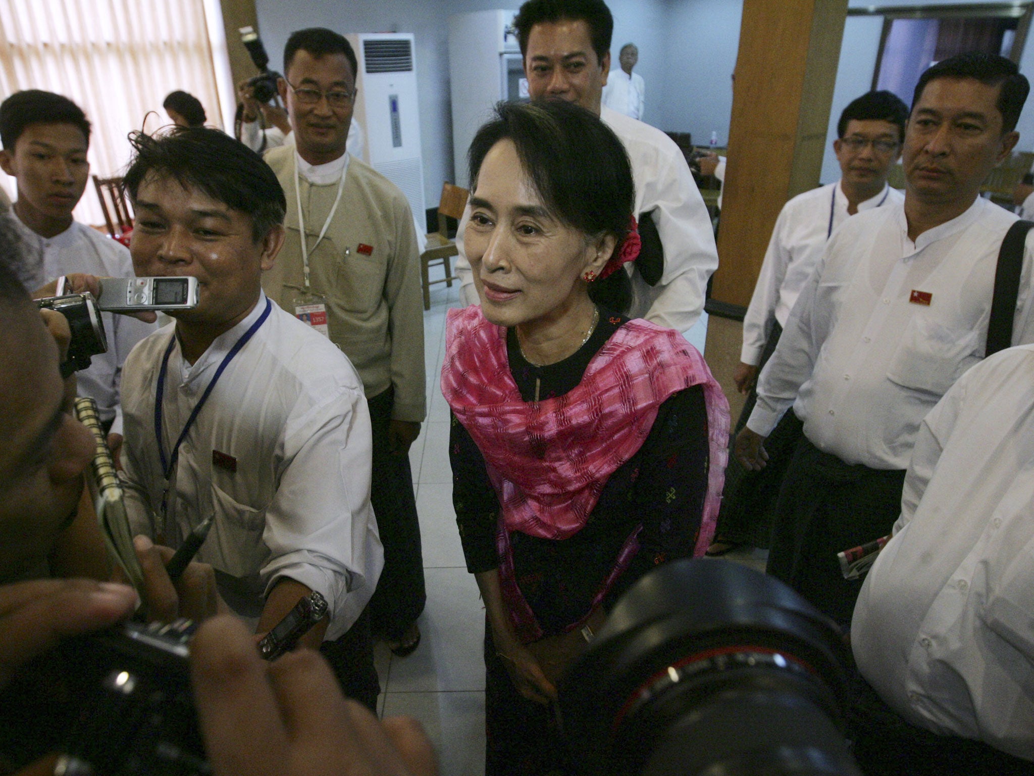 Aung San Suu Kyi has criticised plans by authorities in western Burma to revive a two-child limit on Muslim Rohingya families