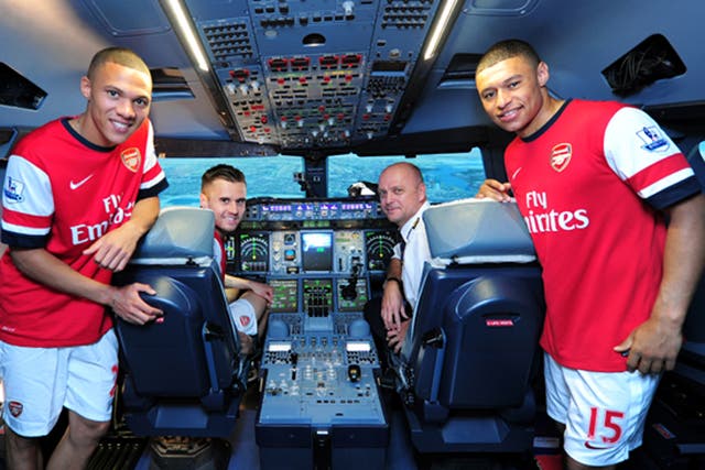 Kieran Gibbs, Carl Jenkinson, Captain Warren Coles and Alex Oxlade-Chamberlain in an A380 flight simulator at Emirates Aviation College in Dubai