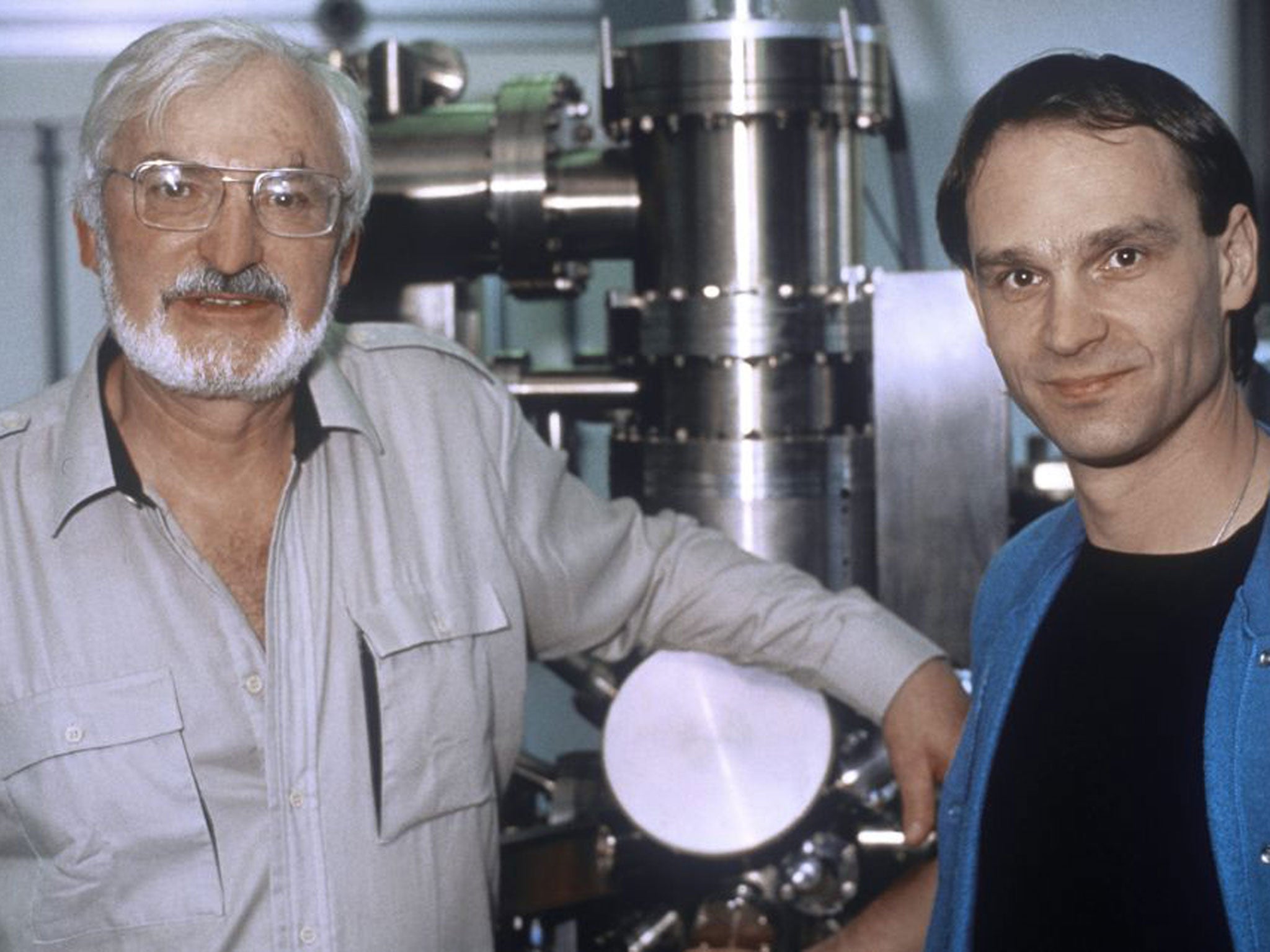 Rohrer (left) in 1986 with his colleague, and joint-recipient of the Nobel Prize, Gerd Binnig