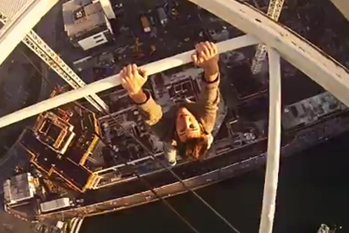 Video: Don't look down! Vertigo-inducing footage of climber dangling ...