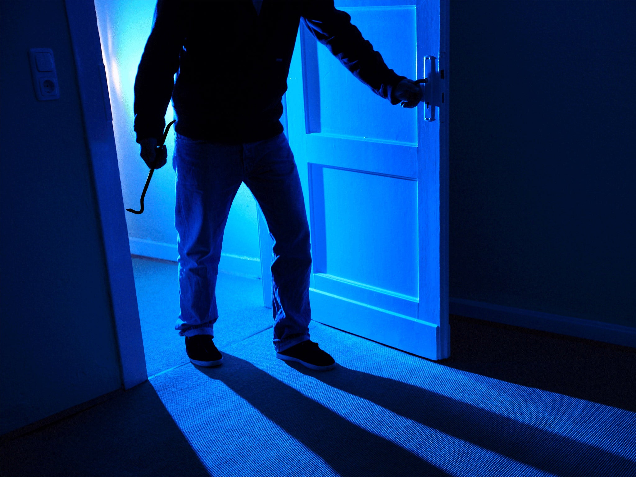 Двери чужих квартир. Ограбление квартиры. Грабитель в доме ночью.