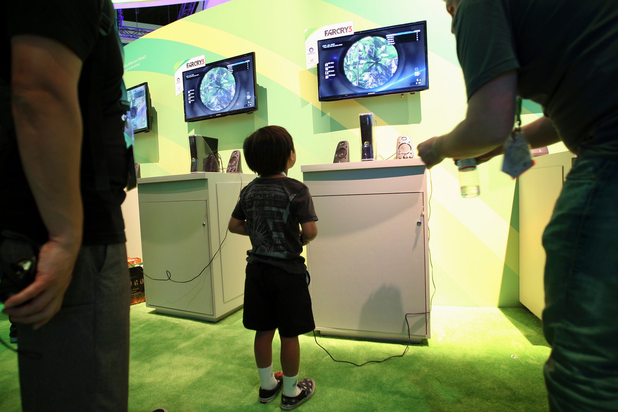 Eight-year-old Travis Hong (C) plays "Far Cry 3" at the Electronic Entertainment Expo (E3), source: Reuters