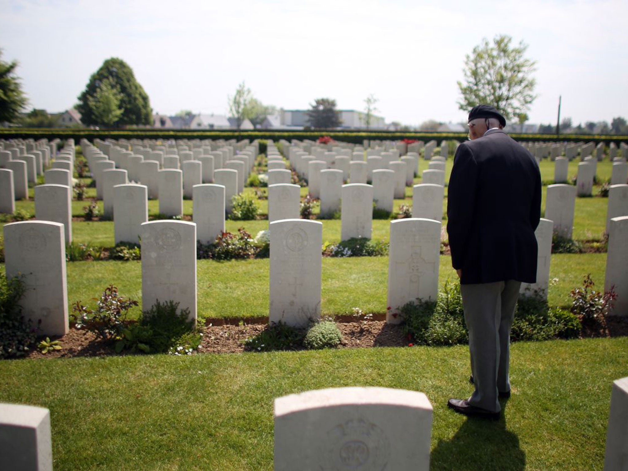 British veteran Bob Barker, 90, visits Bayeux war cemetery for this week’s anniversary