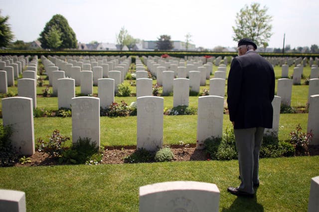 British veteran Bob Barker, 90, visits Bayeux war cemetery for this week’s anniversary