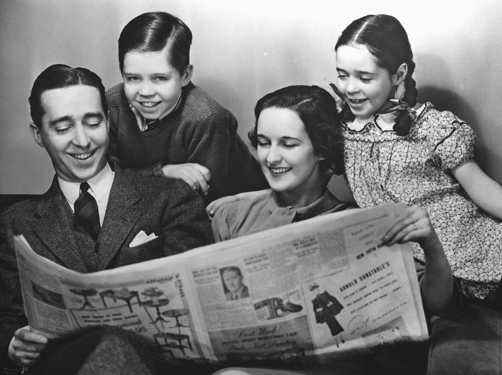 Том читает и смеется. Человек с газетой. Советские люди читают газеты. Человек читает газету. Фотосессия с газетой.