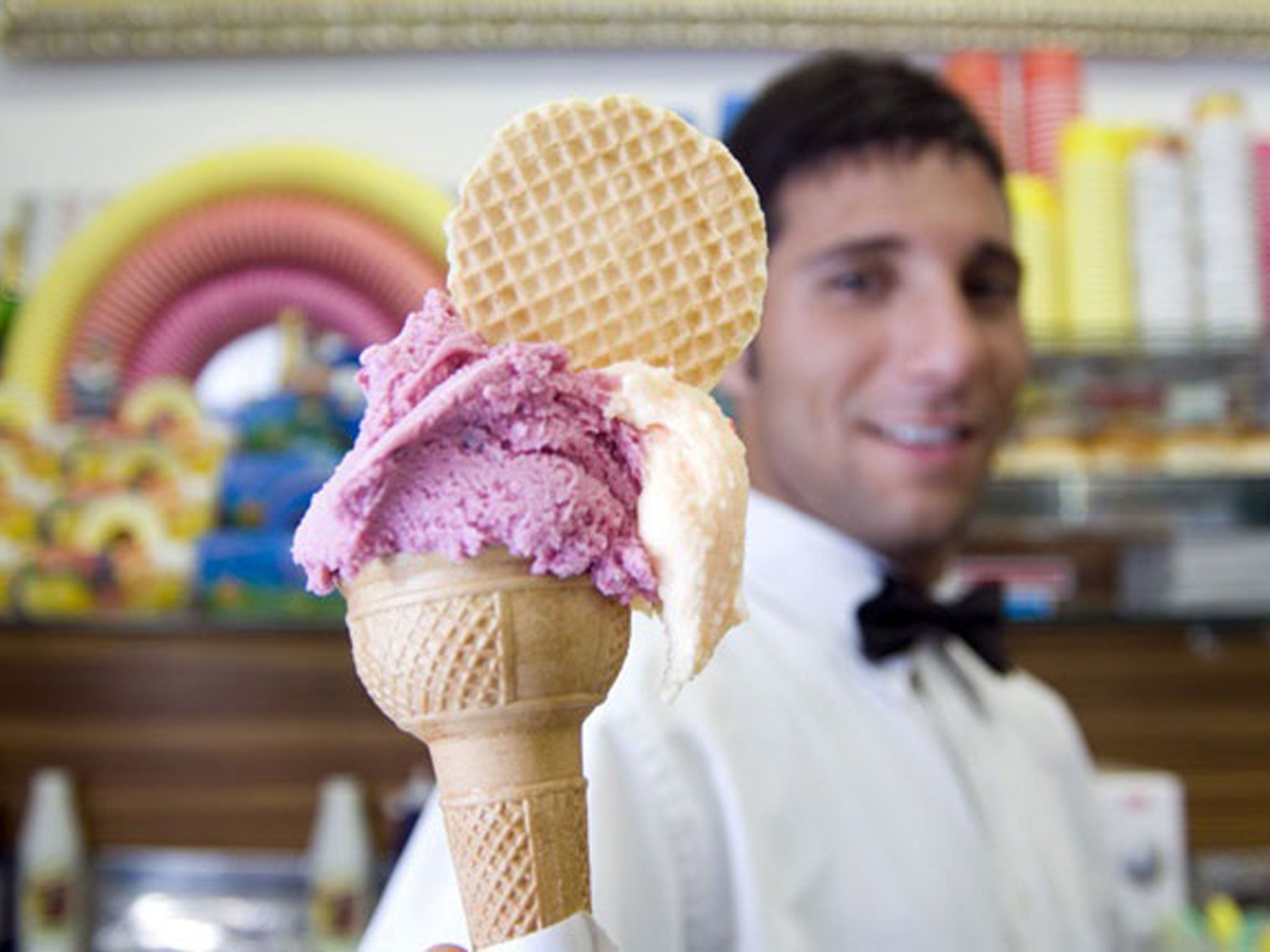 Стал мороженщиком. Ice Cream мороженщик. Продавец мороженого. Необычное мороженое. Продает мороженое.