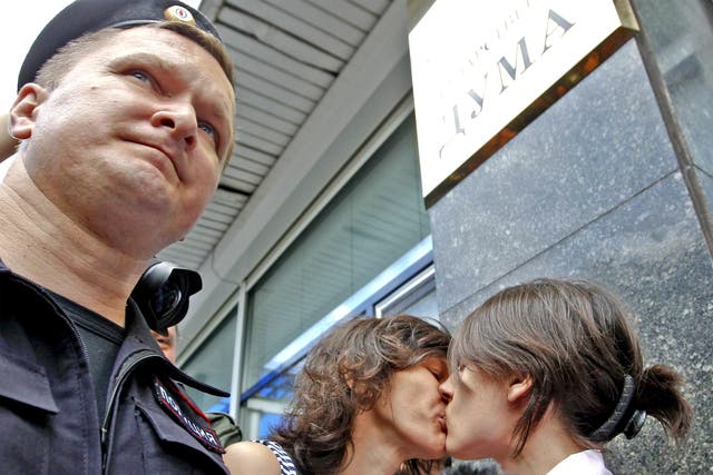 Gay-rights activists kiss during a protest against the anti-gay bill in Moscow