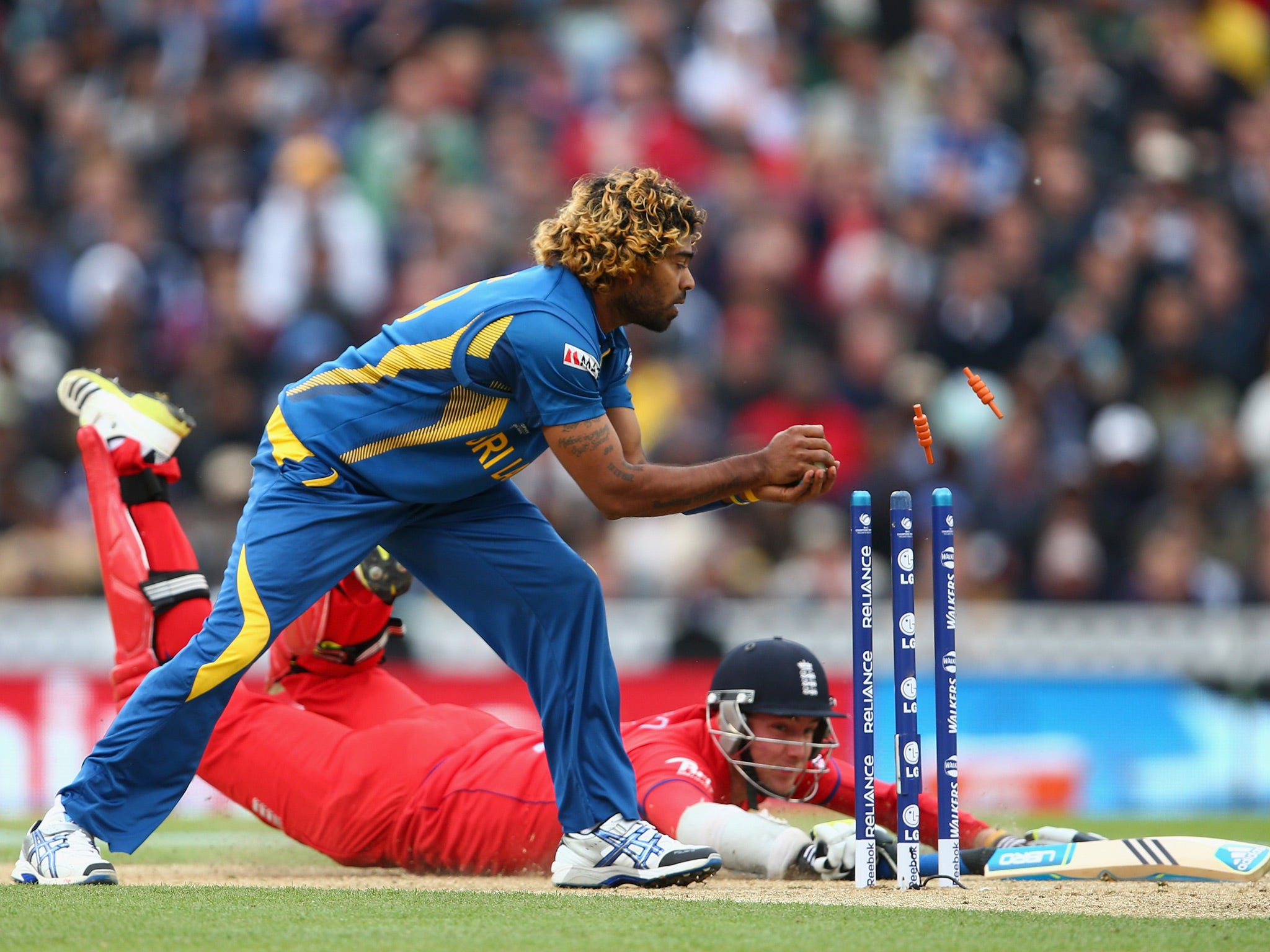 Lasith Malinga of Sri Lanka attempts to run out Stuart Broad