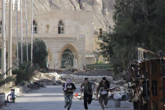 Members of the Free Syrian Army run to avoid a sniper in Deir al-Zor