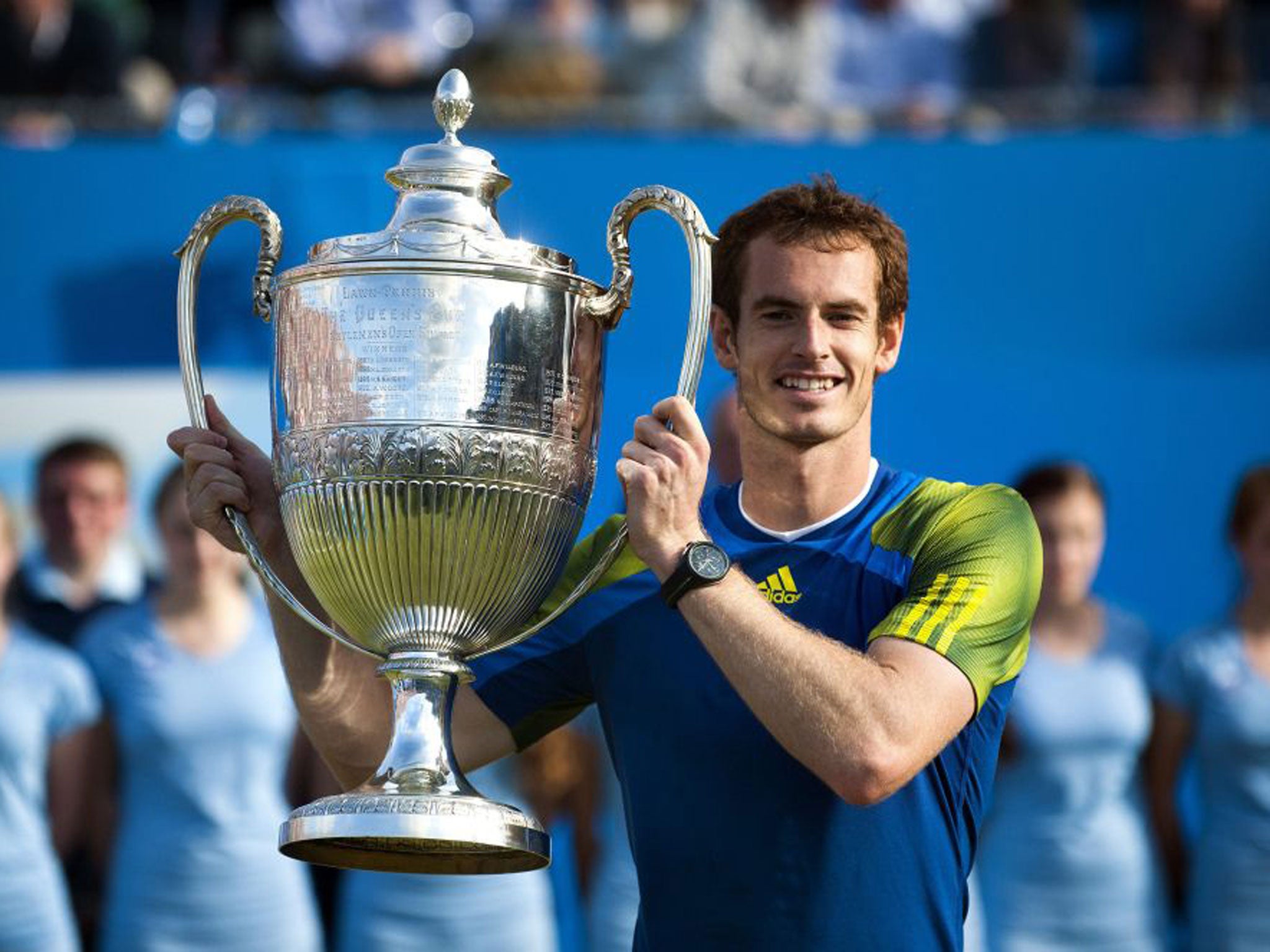 Andy Murray lifting the trophy