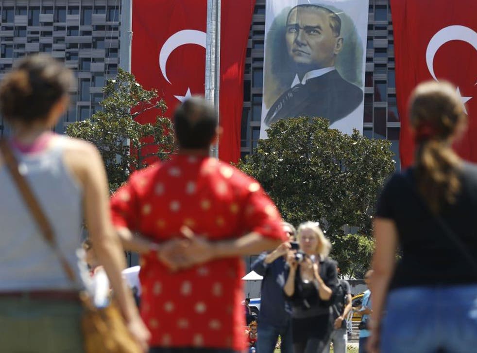 Turkey unrest 'Standing Man' inspires hundreds with silent vigil in