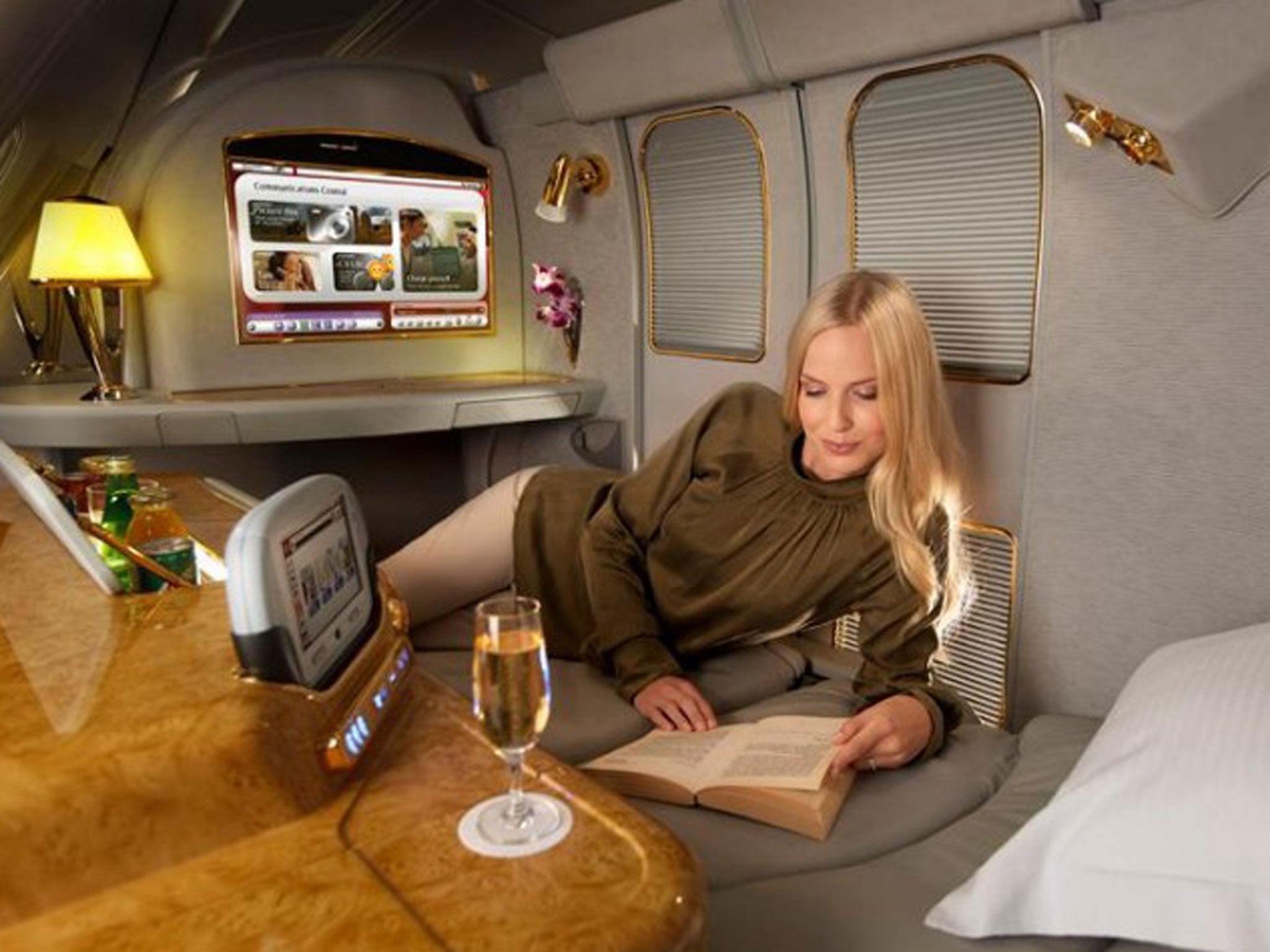 Emirates new B777 First Class Middle Suite 2F with virtual window view |  Cabin interiors, Private jet interior, First class plane
