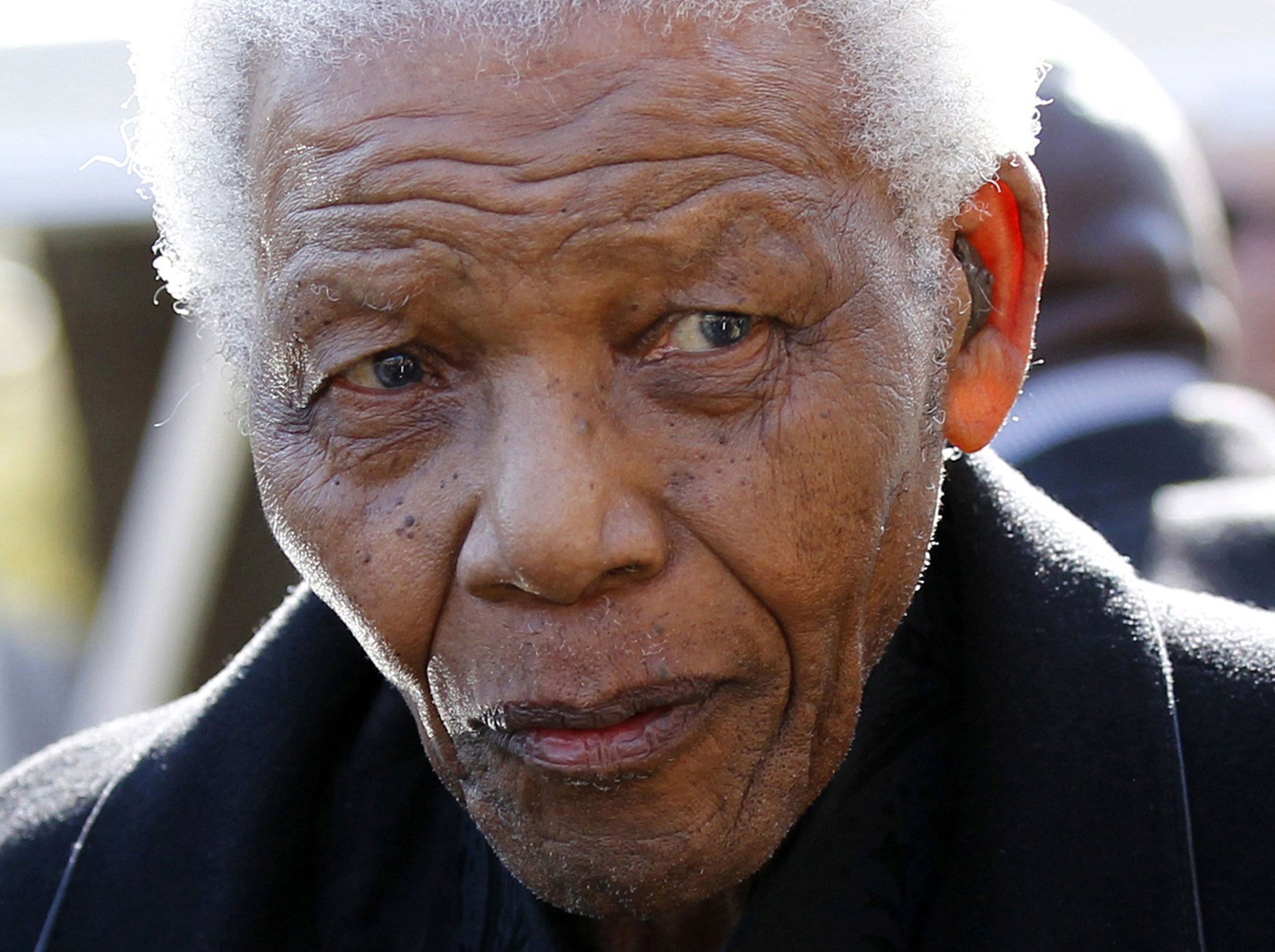 Nelson Mandela remains in critical but stable condition in hospital