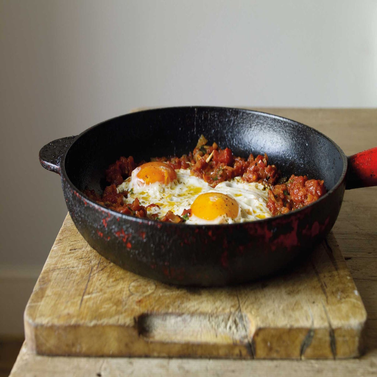 Premium Photo  Fried quail eggs in a castiron small skillet