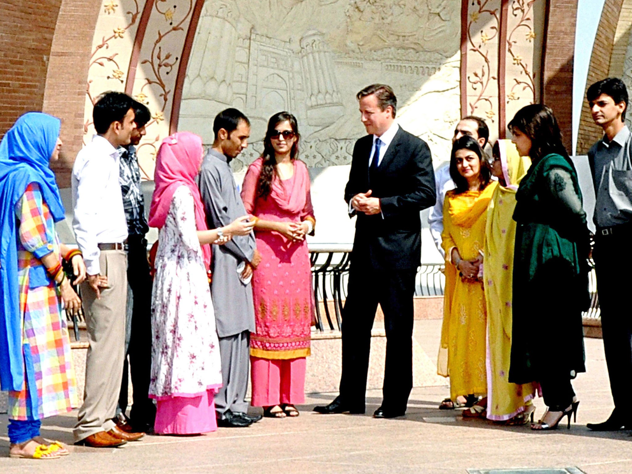 David Cameron talking to a group of Pakistani students in Islamabad