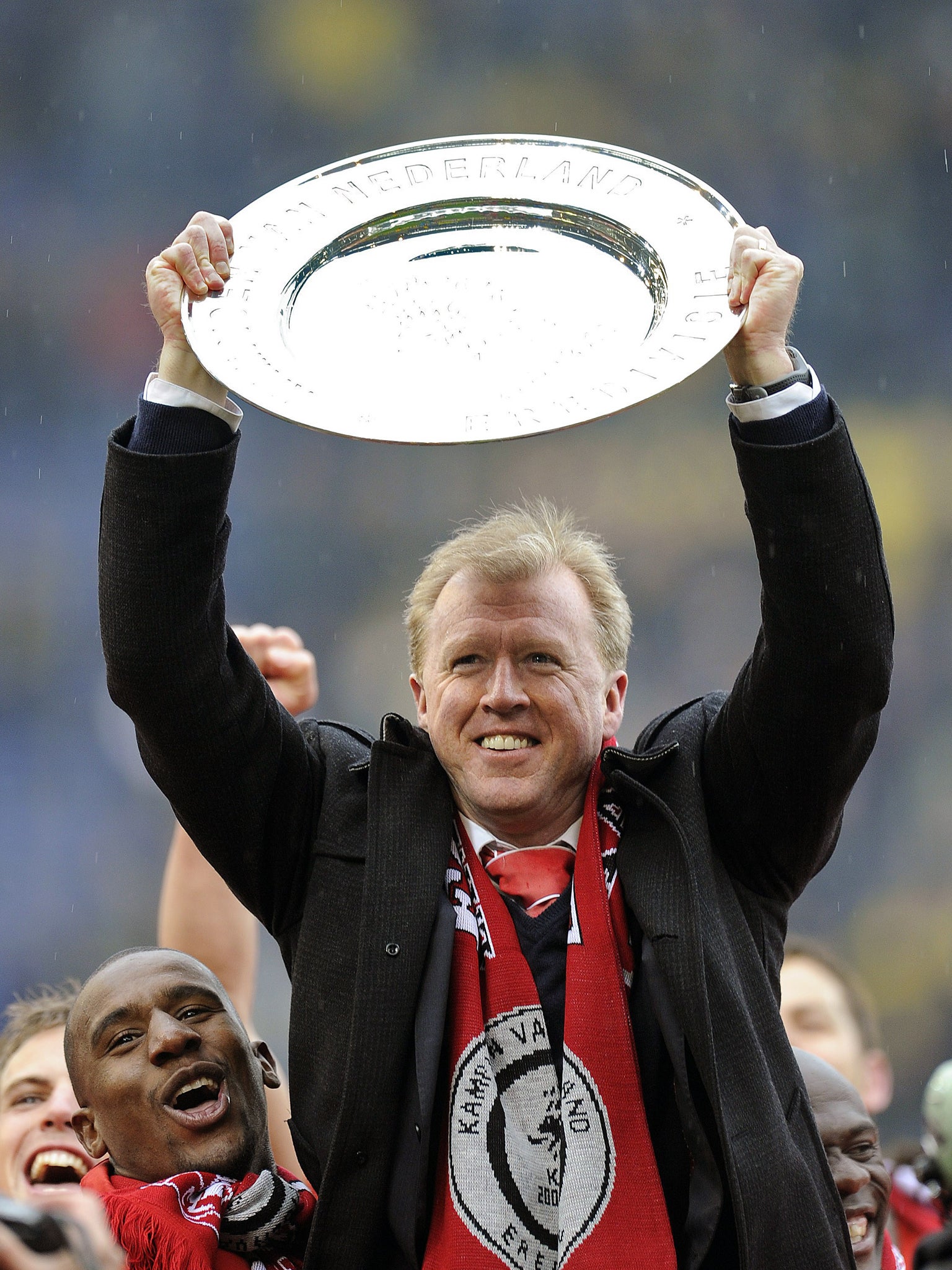 Steve McClaren poses with the Eredivisie trophy after Twente won the Dutch championship