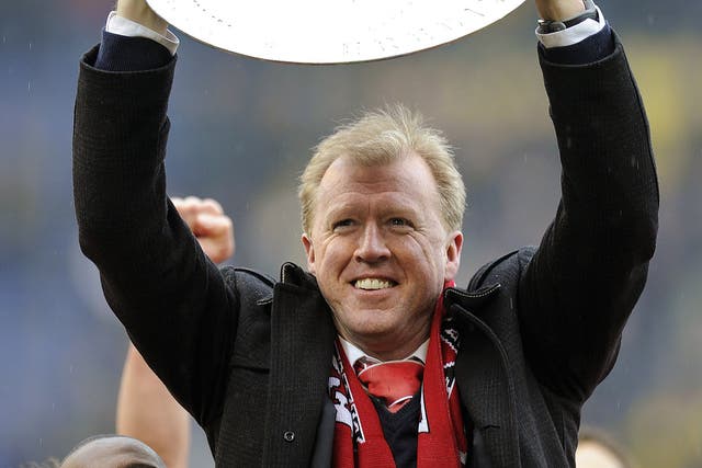 Steve McClaren poses with the Eredivisie trophy after Twente won the Dutch championship