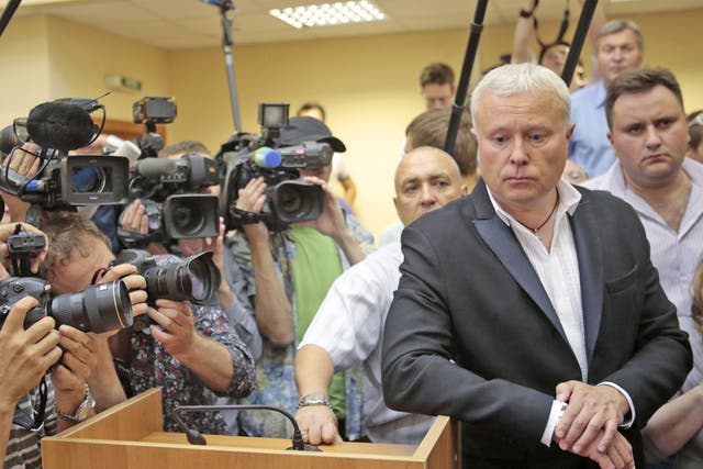 Alexander Lebedev is surrounded by media in the Moscow courtroom