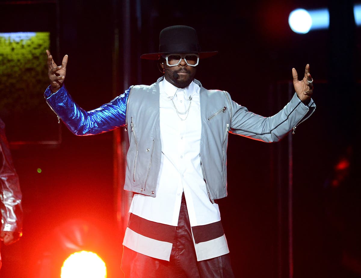 Will i am. Выступление артистов в ковид. Выступление актера клип. Выступление артистов руками в перчатках. Наш артист выступающий в стиле робота.