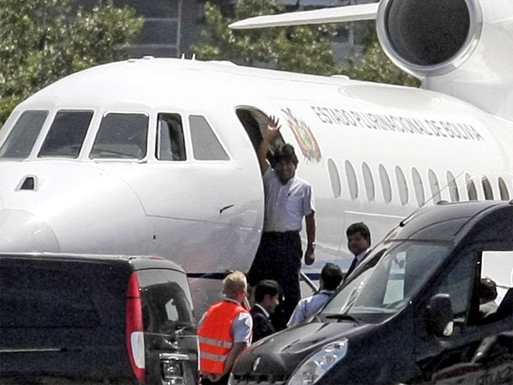 President Morales boards his plane in Vienna