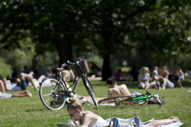 On the weekend that sees both the Wimbledon finals and the Henley Regatta, temperatures could reach 29C (84F) in London