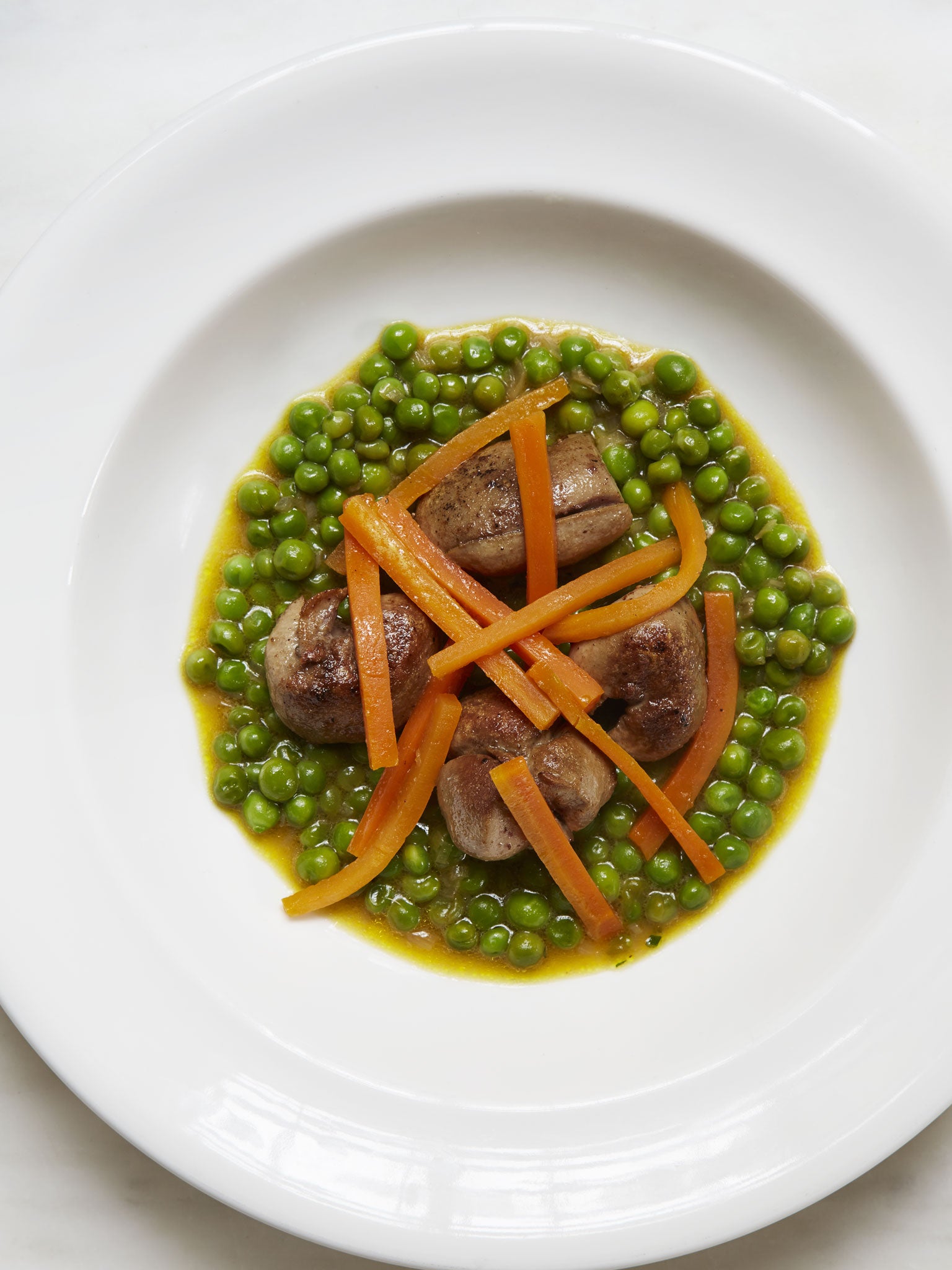 Veal kidneys with peas, orange and carrots