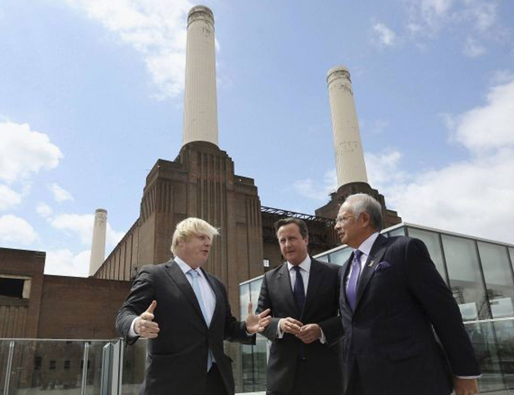 Boris Johnson speaks with David Cameron and Malaysian PM Najib Razak at Battersea Power Station 