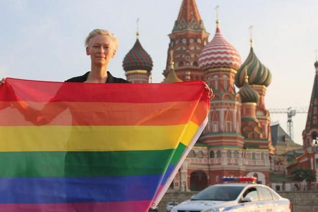 The actress Tilda Swinton has posed on Red Square with a rainbow flag in an act of support for Russia’s beleaguered gay community