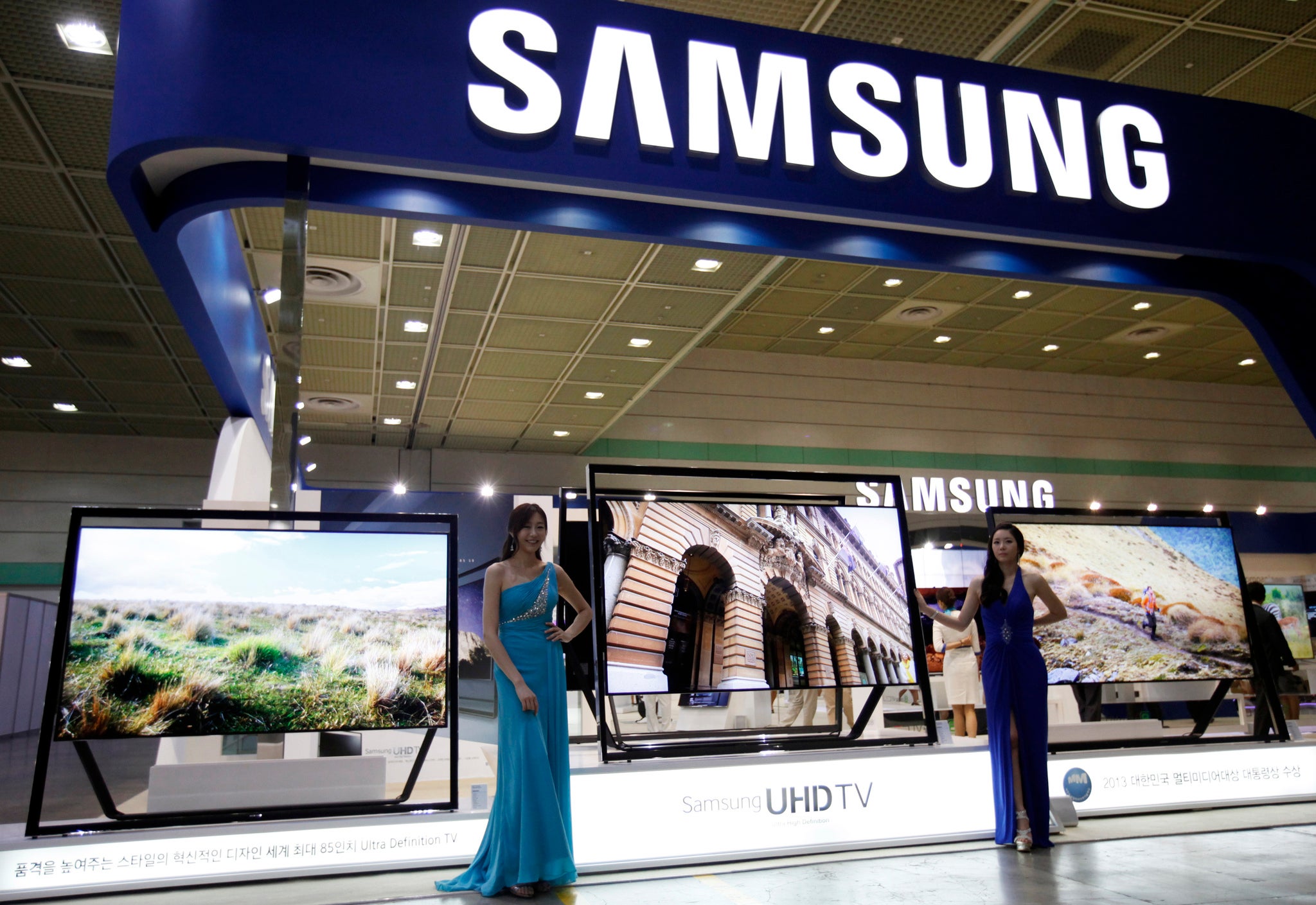 Models pose with Samsung Electronics' Ultra HD LCD televisions during World IT show 2013 at the Coex convention centre in Seoul May 22, 2013. World IT Show (WIS) 2013, Korea’s largest IT trade show, opened on Tuesday. REUTERS/Kim Hong-Ji