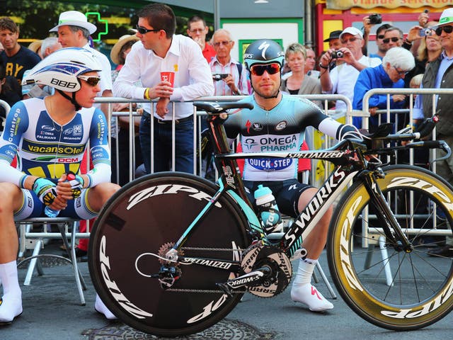 Mark Cavendish holds his bike ahead of the time trial