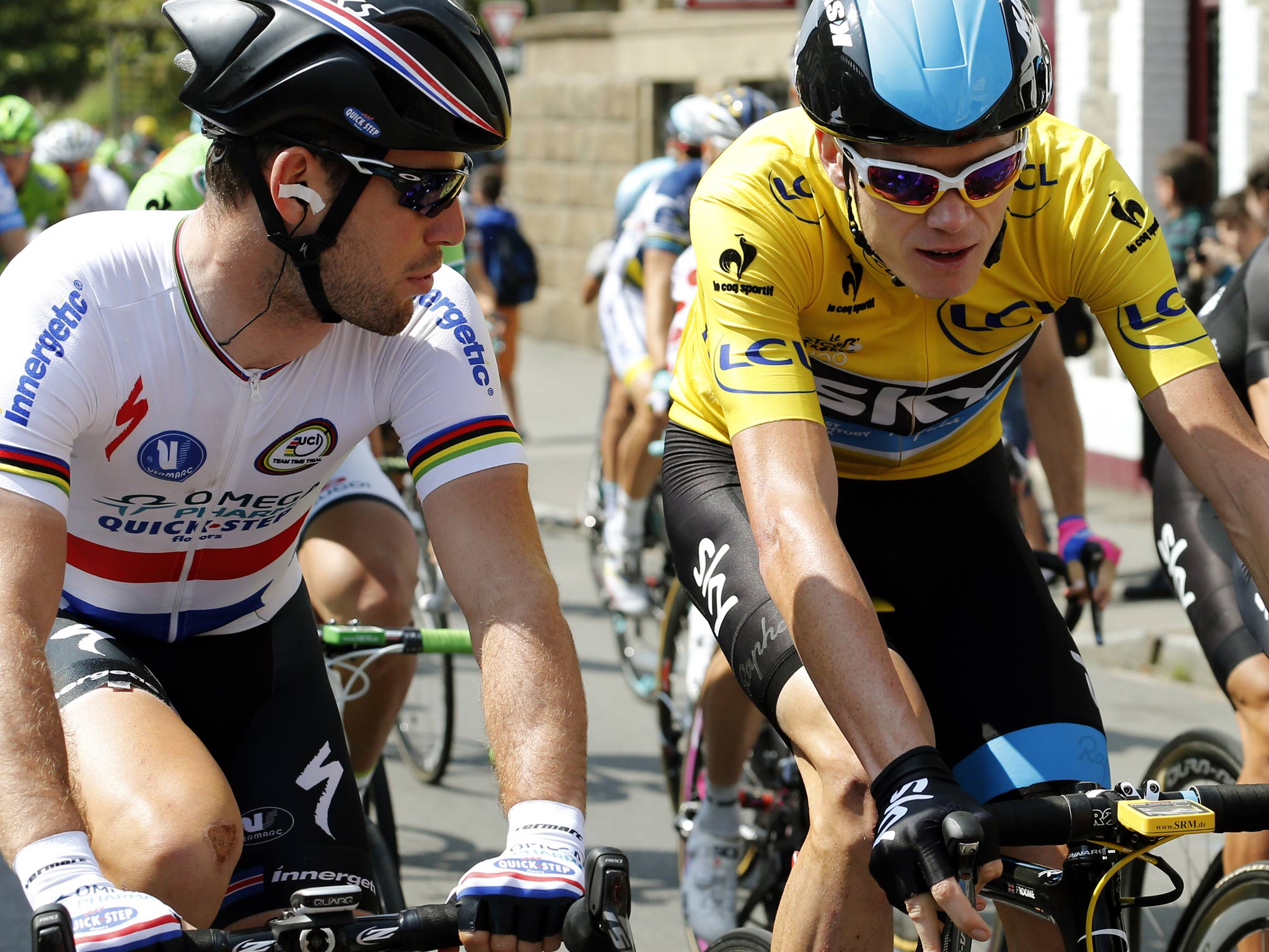 Mark Cavendish speaks with overall leader Chris Froome before stage 12