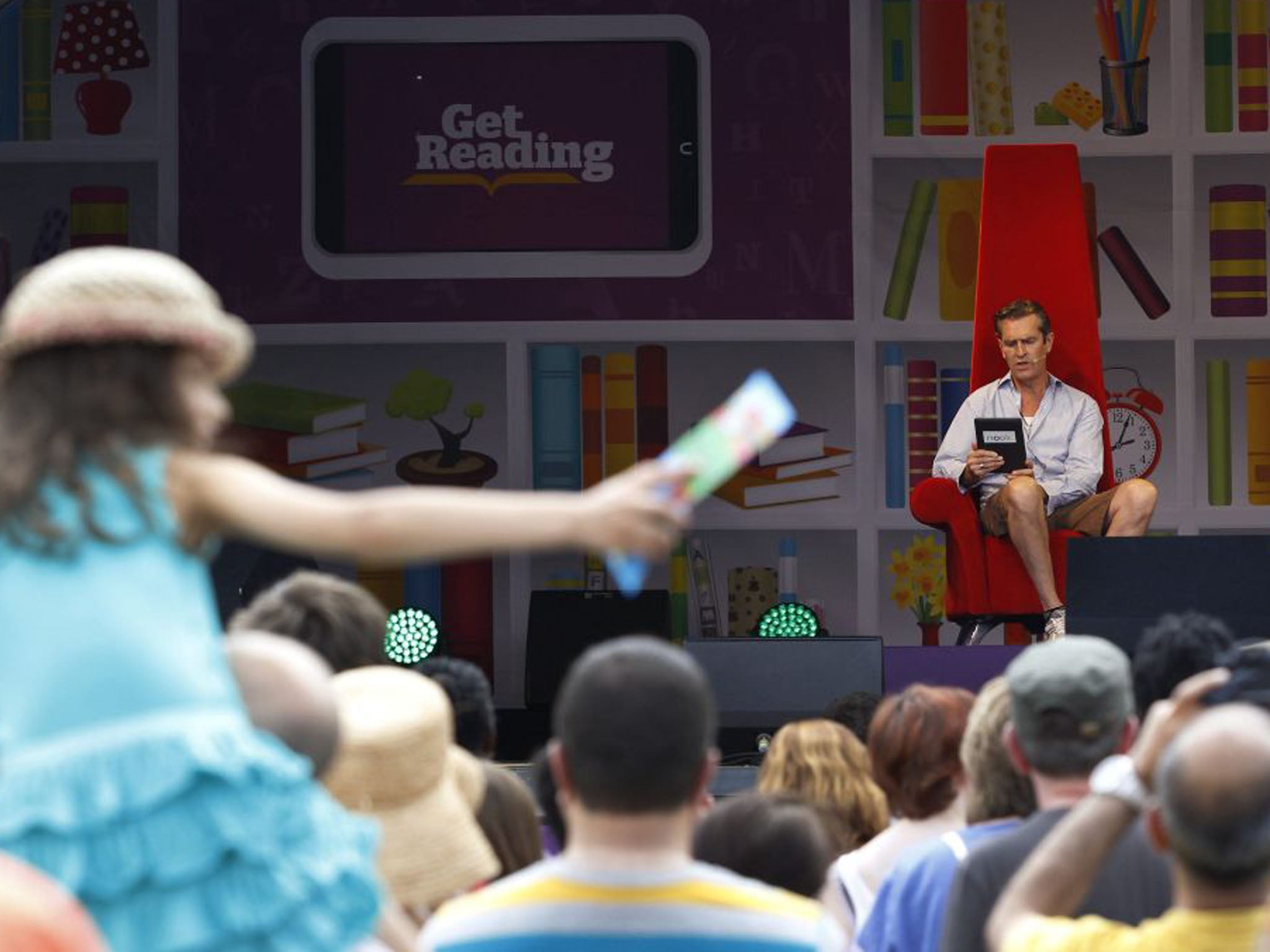 Crowds watch on as Rupert Everett reads from Oscar Wilde’s ‘The Happy Prince’ (Tal