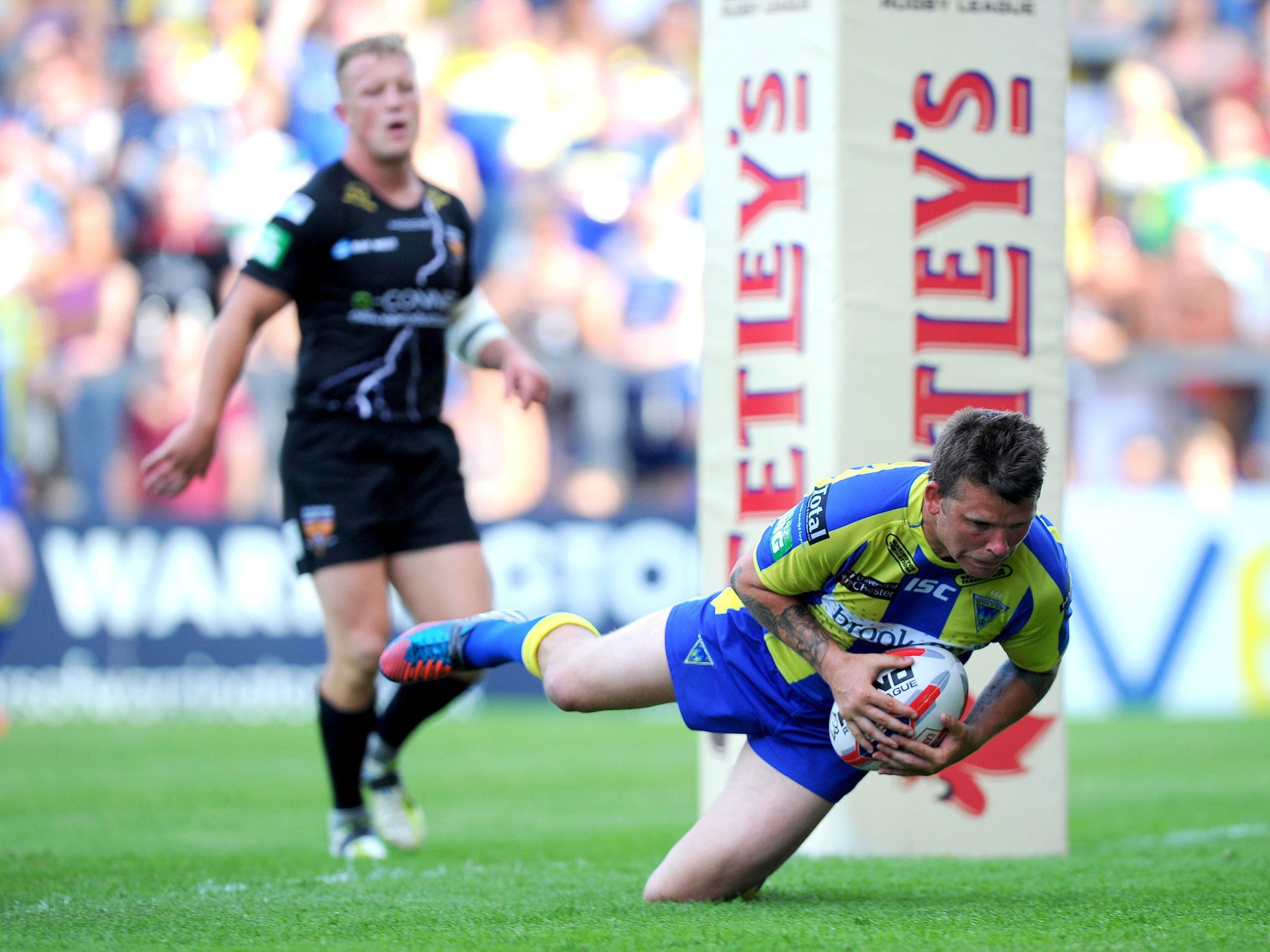 Warrington’s Lee Briers goes over for a try against Huddersfield
