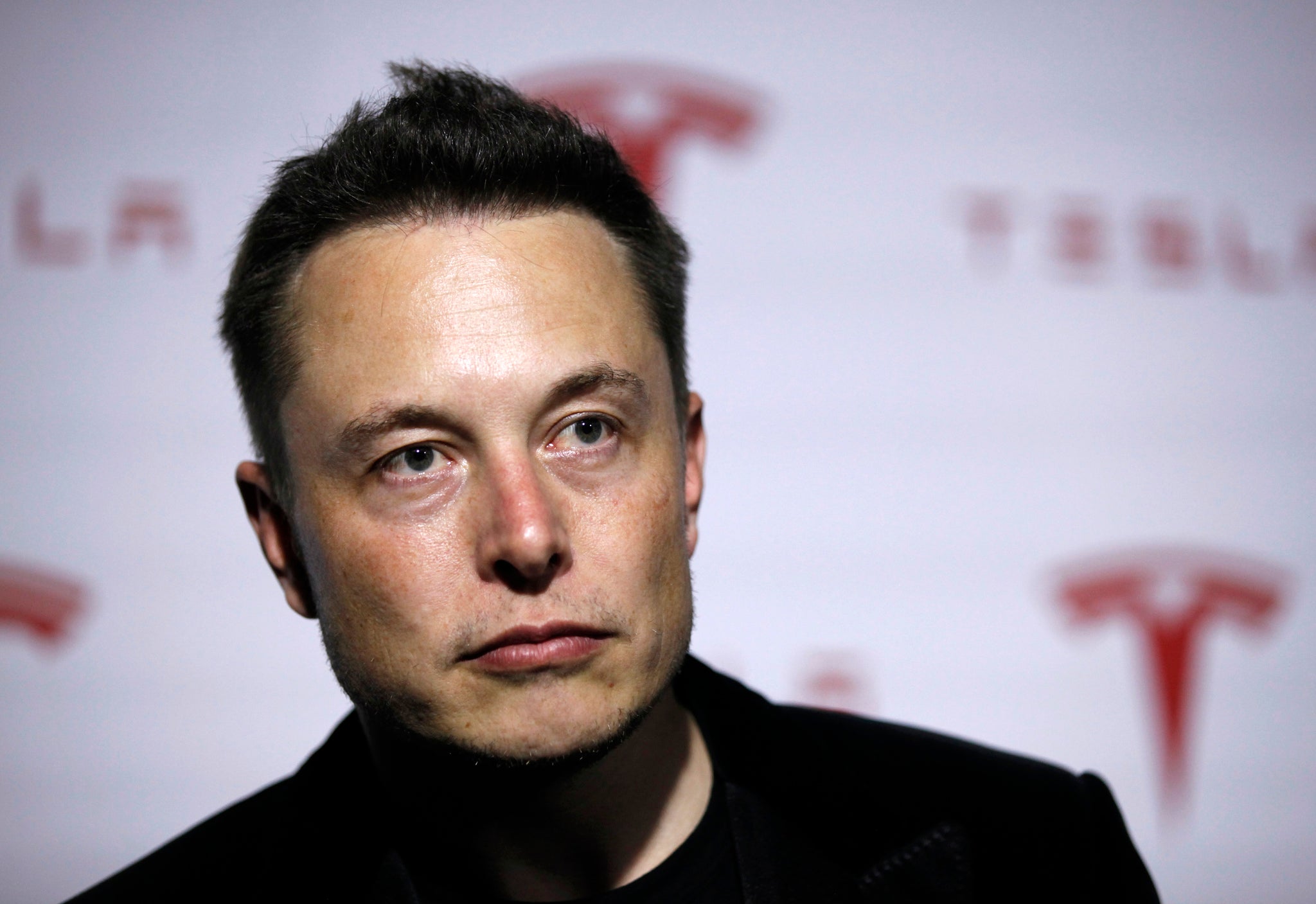 Tesla Motors Inc CEO Elon Musk talks about Tesla's new battery swapping program in Hawthorne, California June 20, 2013. Tesla Motors Inc on Thursday unveiled a system to swap battery packs in its electric cars in about 90 seconds, a service Musk said will
