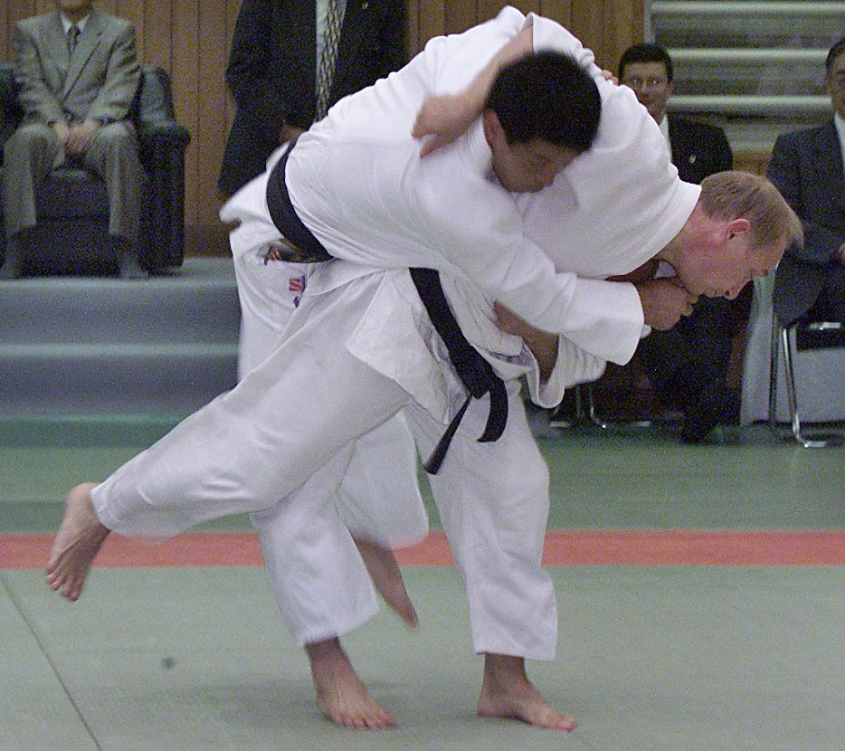 Putin throws a Japanese judo expert at Kodokan in 2000