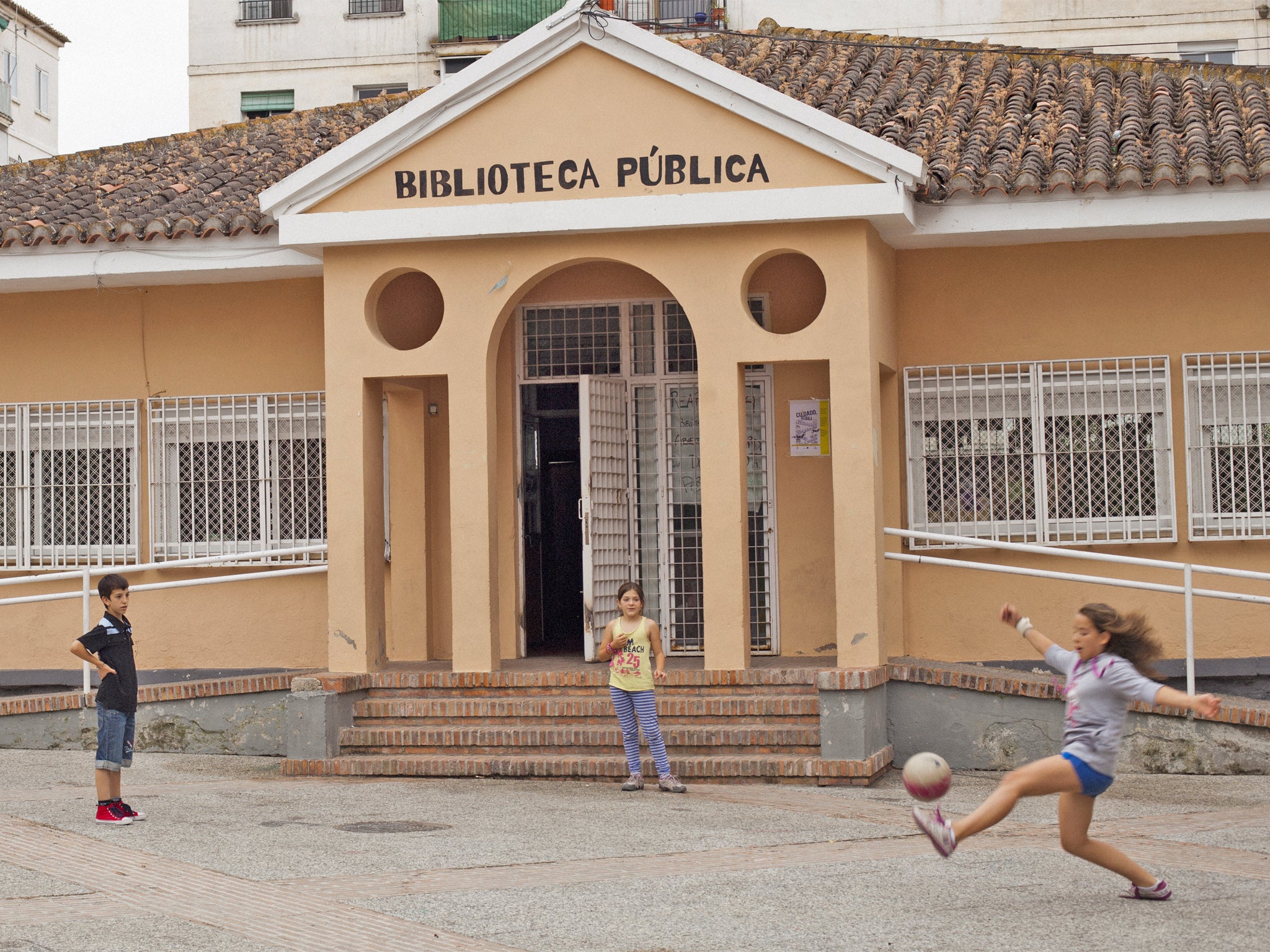 Children play in front of the Las Palomas library