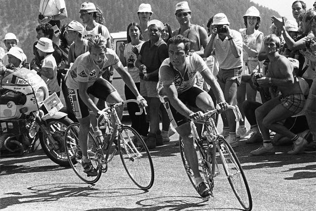 Greg Lemond (left) and Bernard Hinault tackle Alpe d’ Huez in 1986