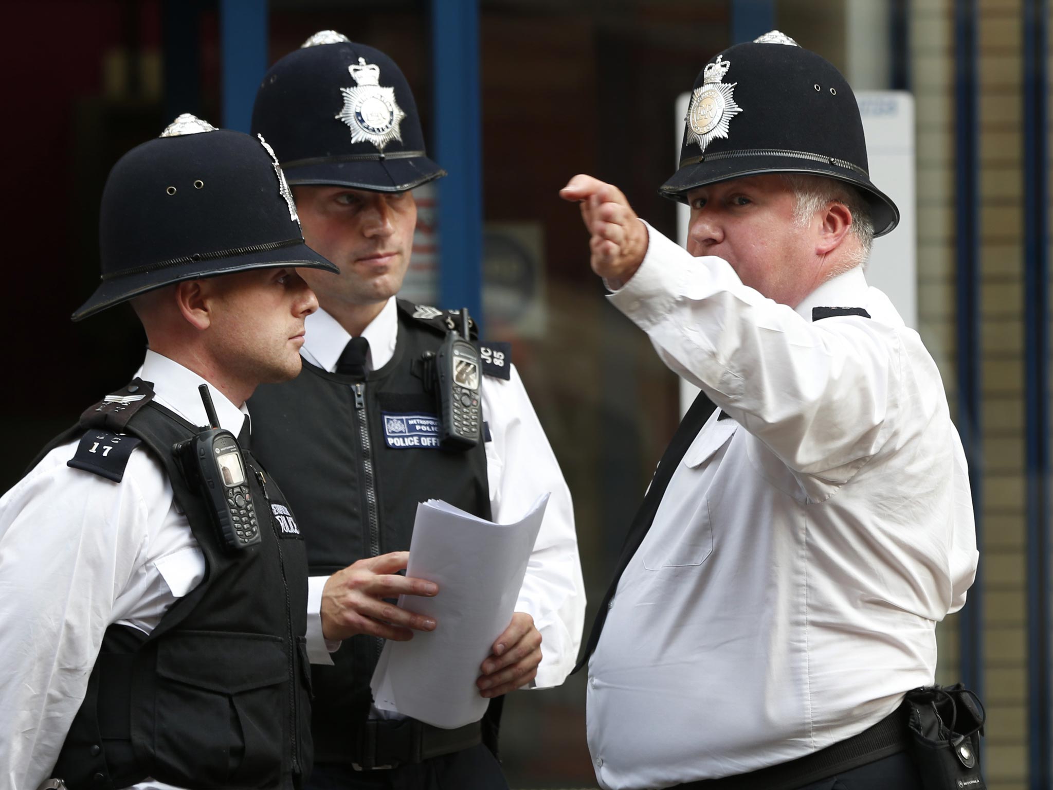 What do police officers do. Полиция Великобритании. Английский полицейский. Форма британской полиции. Полицейский в Англии.