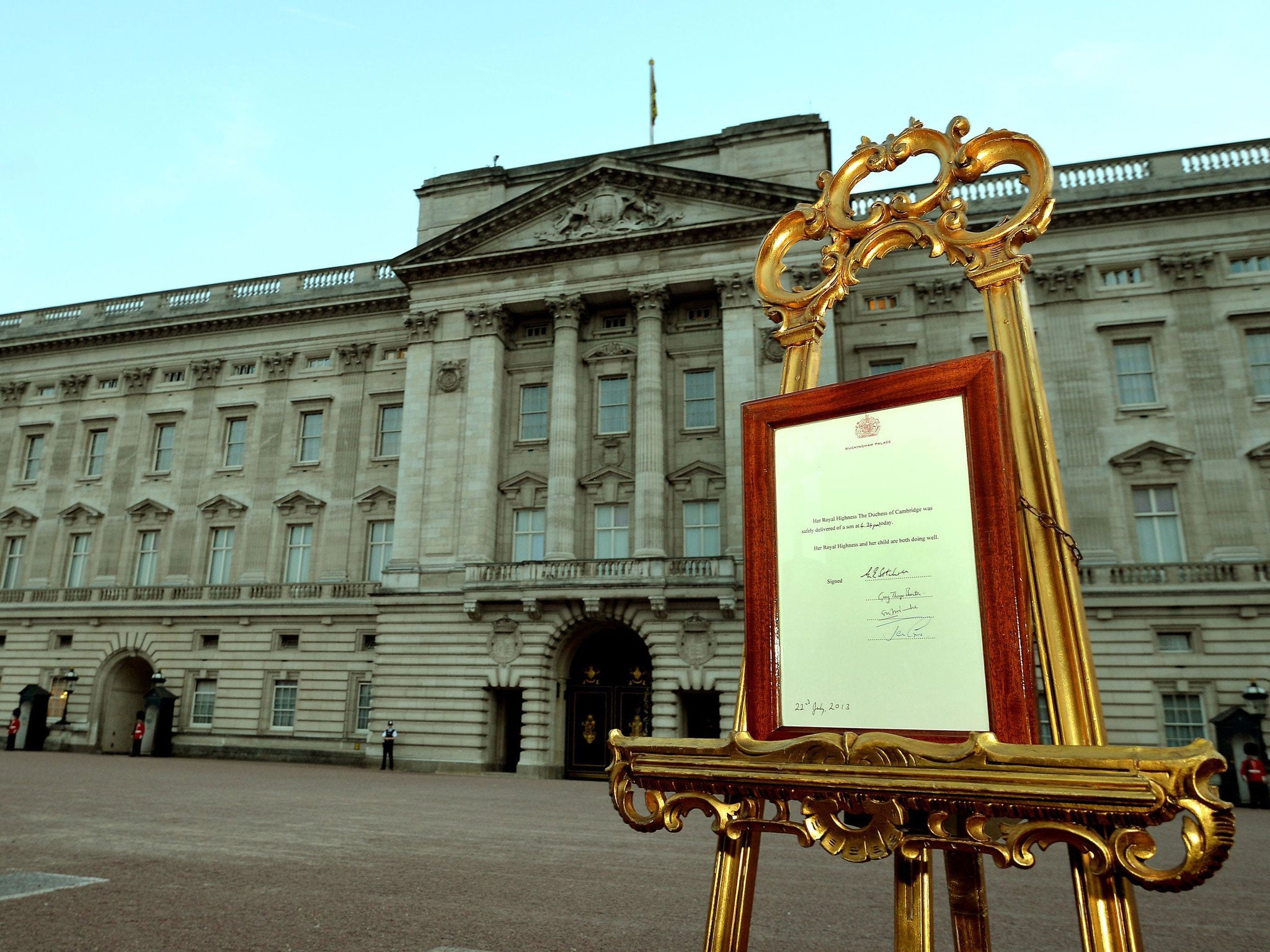 The easel outside Buckingham Palace announcing the birth