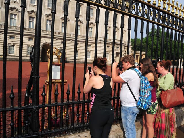 People queue to see the Easel displaying the Royal Birth announcement letter at Buckingham Palace
