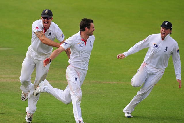 Kevin Pietersen (l) and James Anderson (c) celebrate against India in 2011 along with Graeme Swann (r)