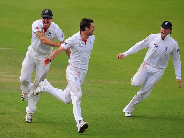 Kevin Pietersen (l) and James Anderson (c) celebrate against India in 2011 along with Graeme Swann (r)